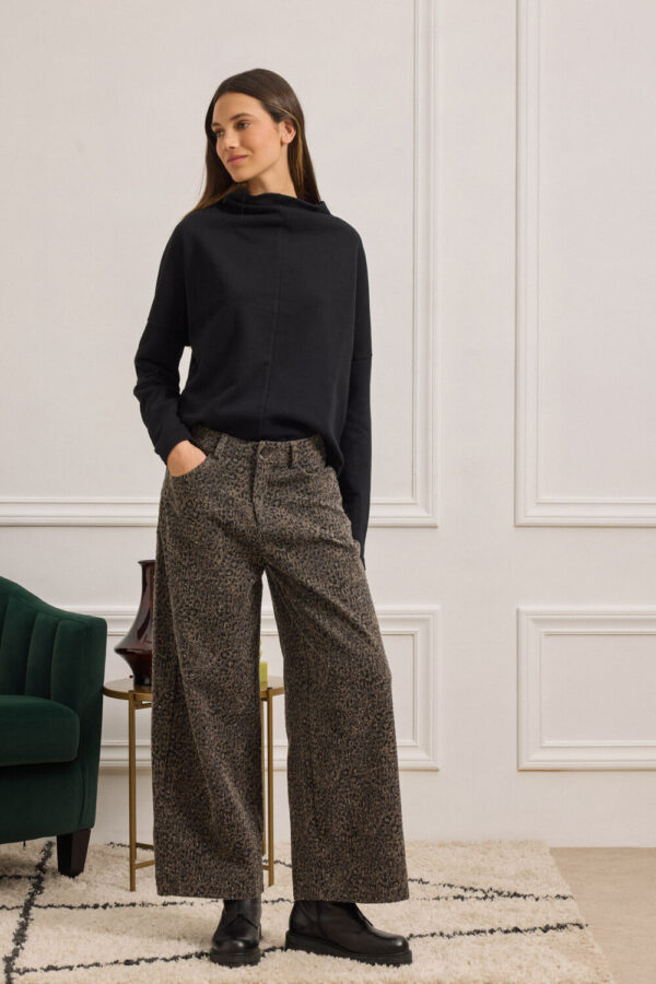 CROPPED ANIMAL PRINTED PANTS